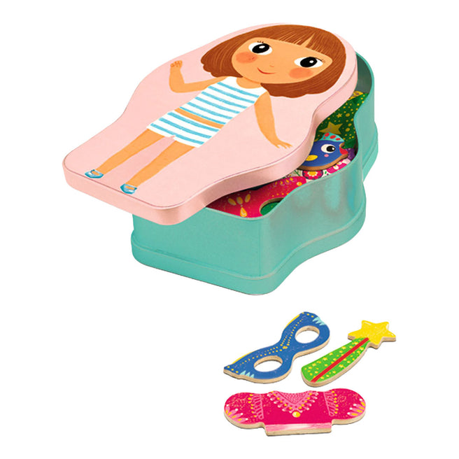 Djeco magnetische aankleedpop in open doos met losse kledingstukken en accessoires.