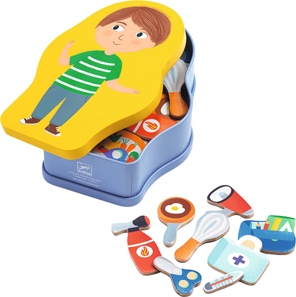 Djeco magnetische aankleedpop set met een jongen op de deksel en diverse beroepenaccessoires.
