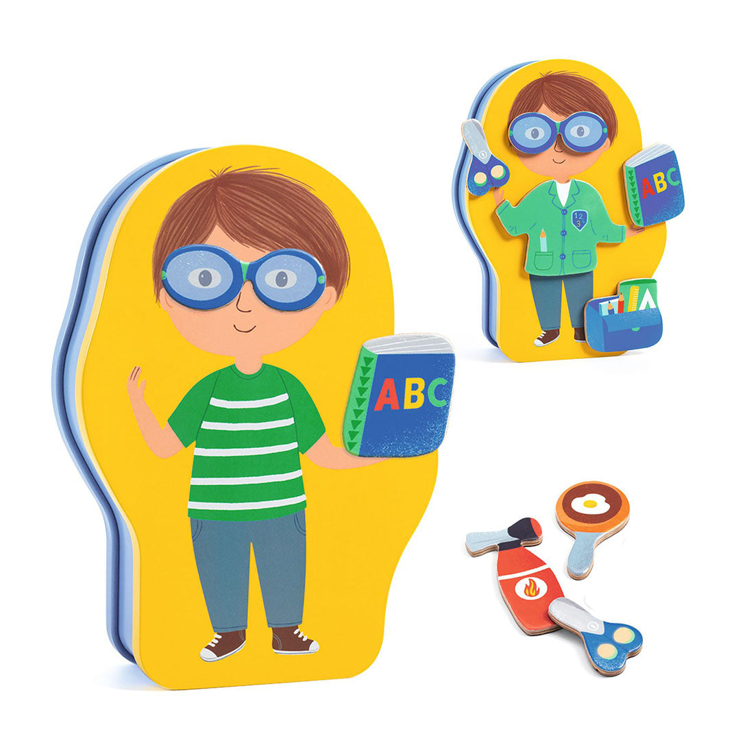 Djeco magnetische aankleedpop van een jongen met een ABC-boek en een variant als wetenschapper, plus losse beroepenaccessoires.