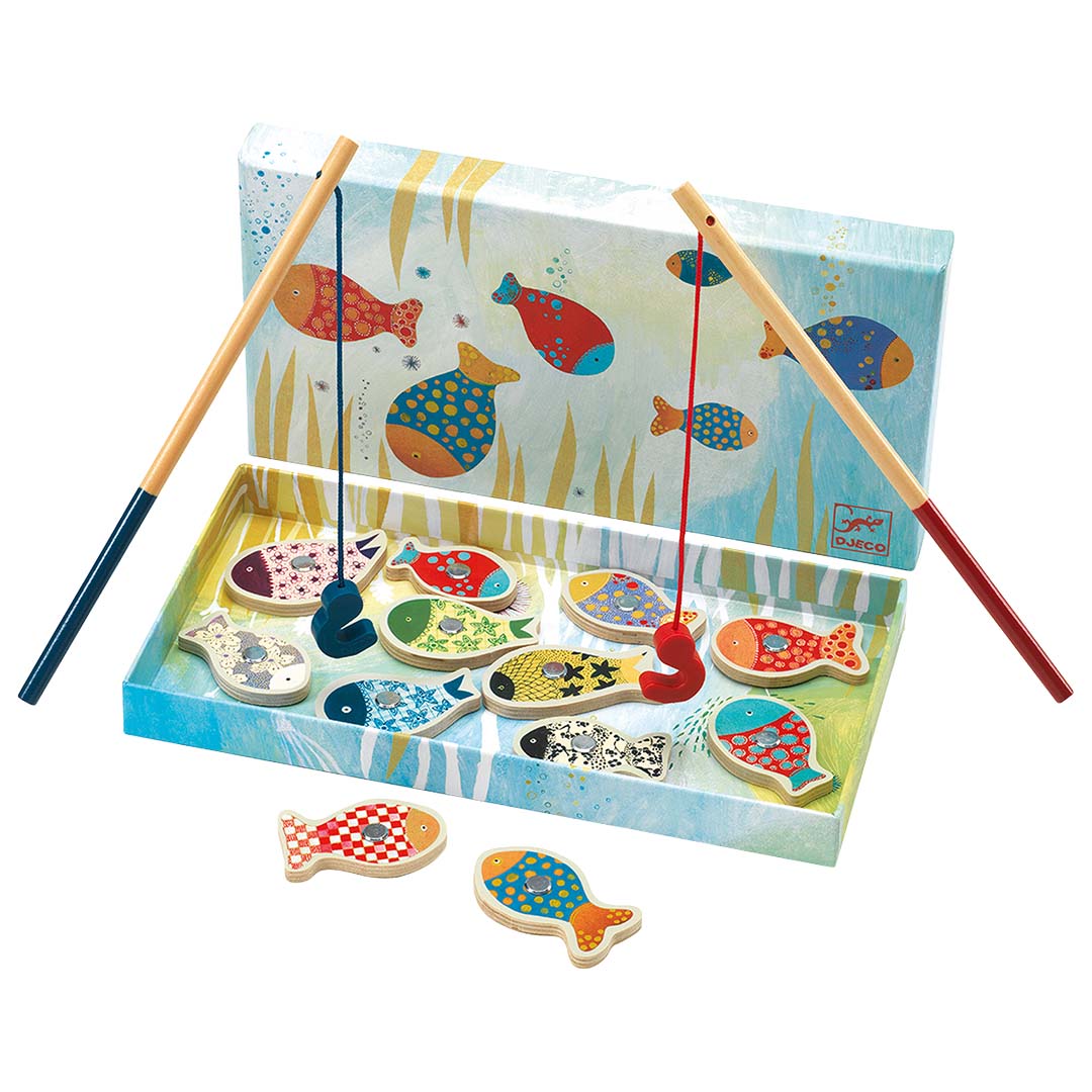 Djeco magnetisch visspel met twee houten hengels en twaalf kleurrijke houten visjes in een open doos.