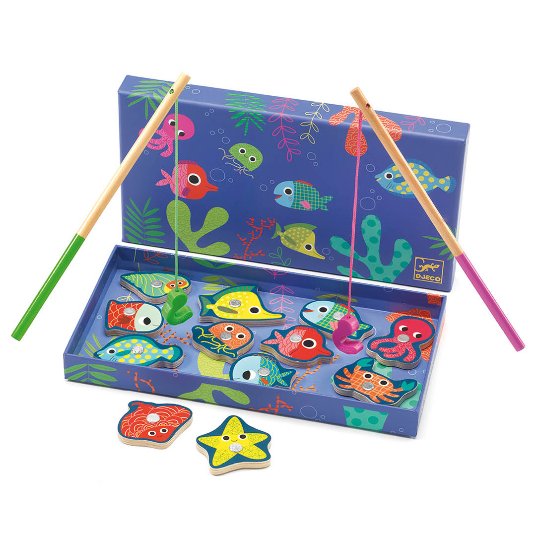 Djeco magnetisch visspel voor peuters met twee hengels en kleurrijke houten vissen en zeedieren in een open doos.