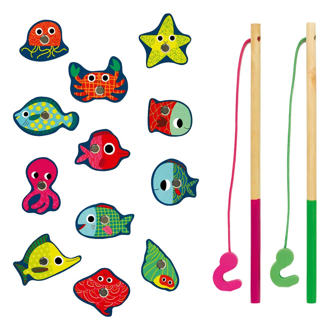 Een overzicht van de losse onderdelen van het Djeco magnetisch visspel, waaronder kleurrijke houten vissen, zeedieren en twee hengels.