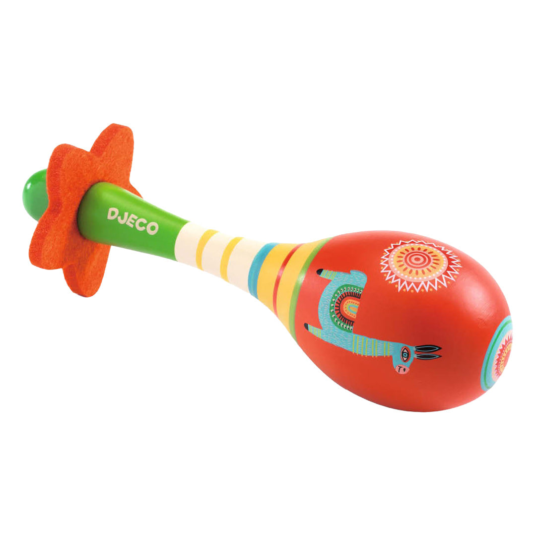 Djeco houten maraca met een rood lijf, groen handvat, oranje viltster en kleurrijke patronen van een lama en bloemen.
