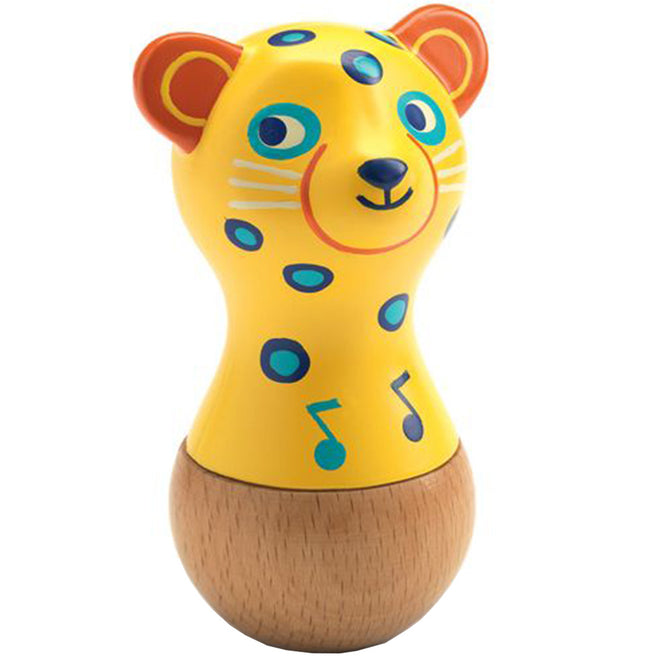 Djeco maraca in de vorm van een gele jaguar met blauwe stippen en een houten onderkant.