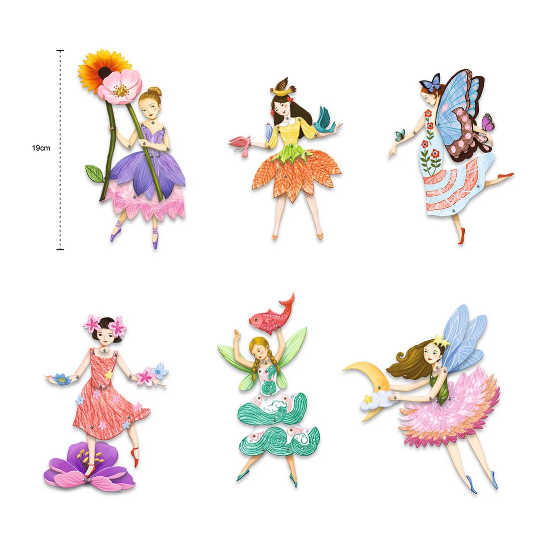 Zes verschillende, gekleurde Djeco beweegbare feeënfiguren, elk ongeveer 19 cm hoog, met diverse accessoires zoals bloemen en vleugels.
