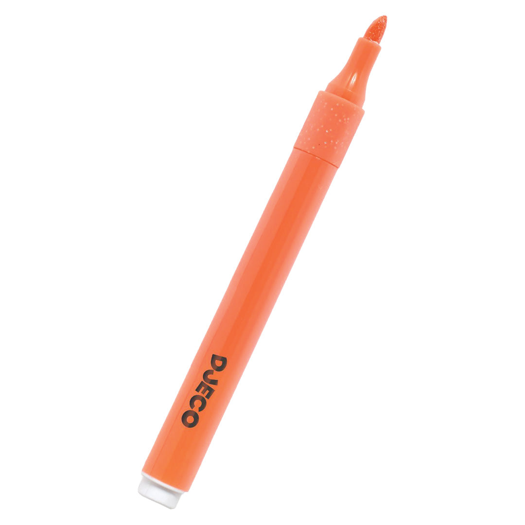 Een enkele oranje Djeco glitter markeerstift schuin liggend op een witte achtergrond.