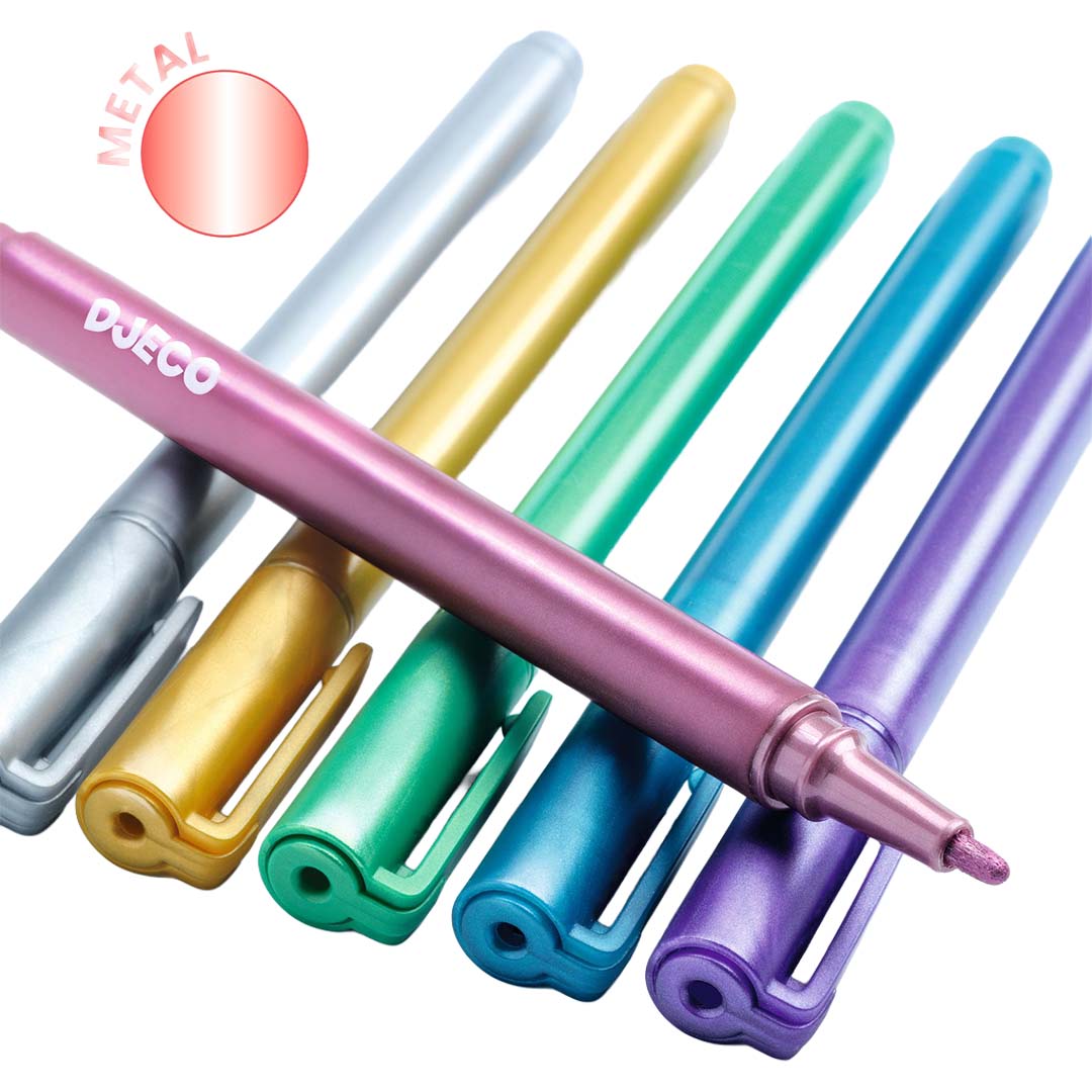 Djeco set van 6 metallic stiften in verschillende kleuren, schuin van bovenaf gefotografeerd.