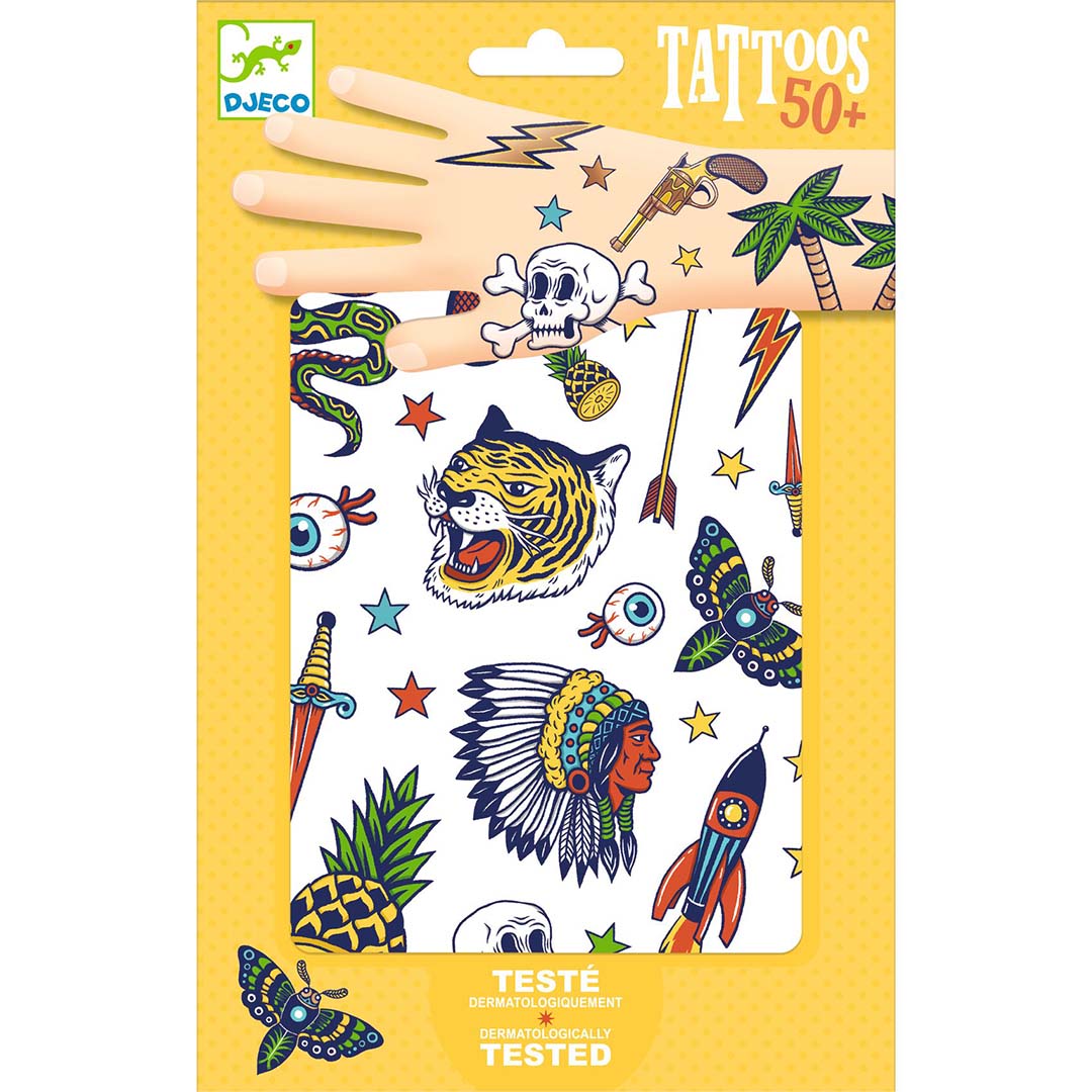 Djeco verpakking van metallic tijdelijke tatoeages met diverse figuren, dieren en sterren, en een hand met aangebrachte tatoeages.