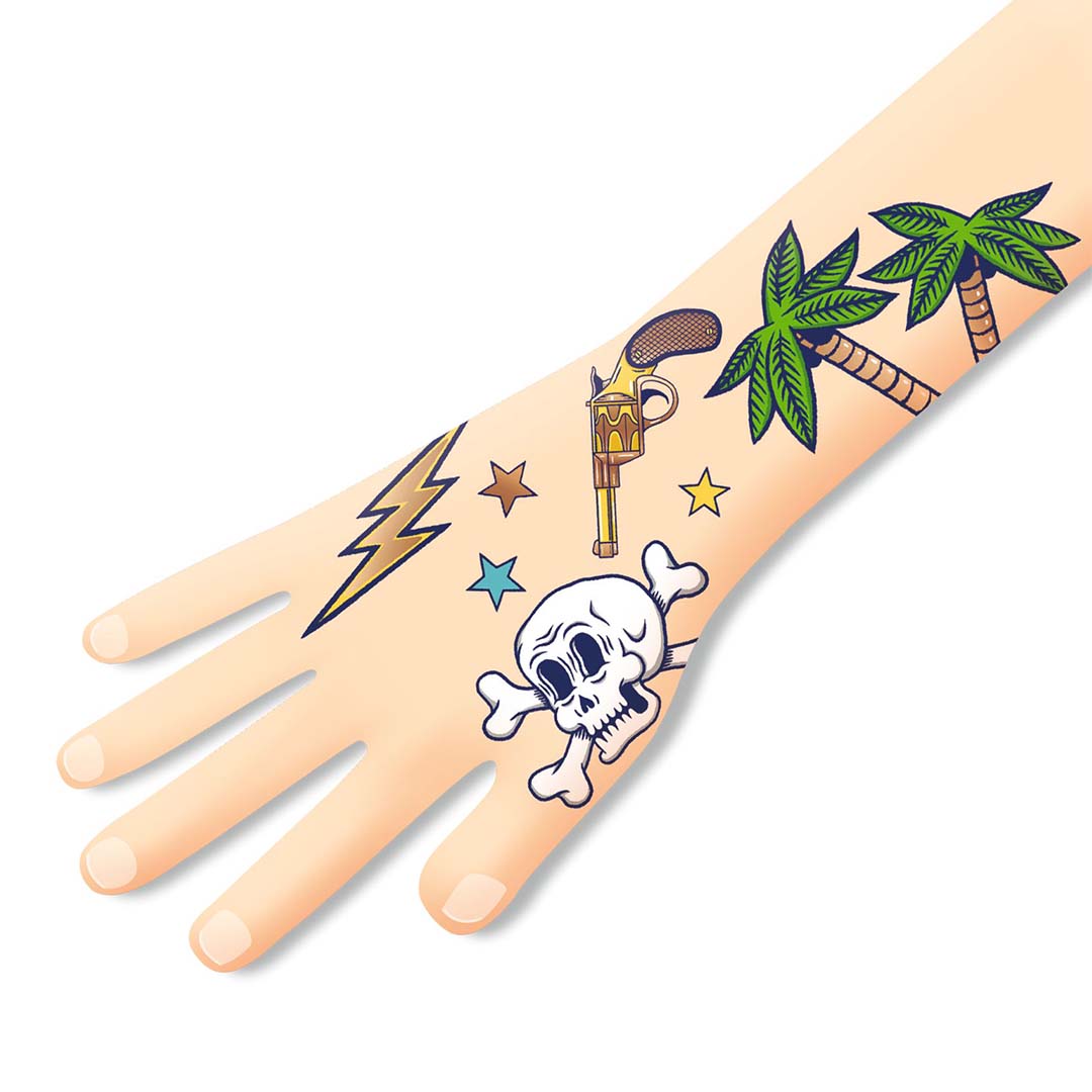 Een arm met aangebrachte tijdelijke tatoeages van een schedel, pistool, palmboom en bliksemschicht.