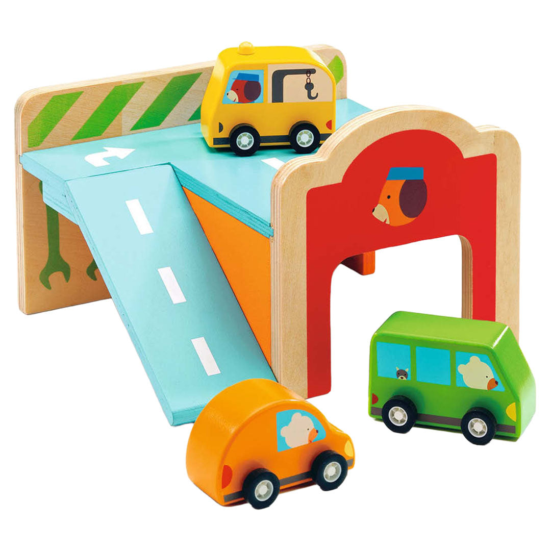 Djeco houten mini garage autospeelset met een oprit en drie gekleurde autootjes.