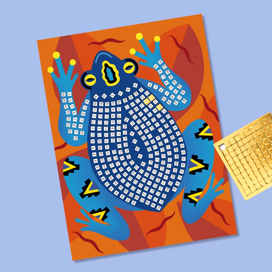 Een onafgemaakte mozaïek afbeelding van een blauwe kikker met genummerde vakjes en een vel gouden mozaïeksteentjes.