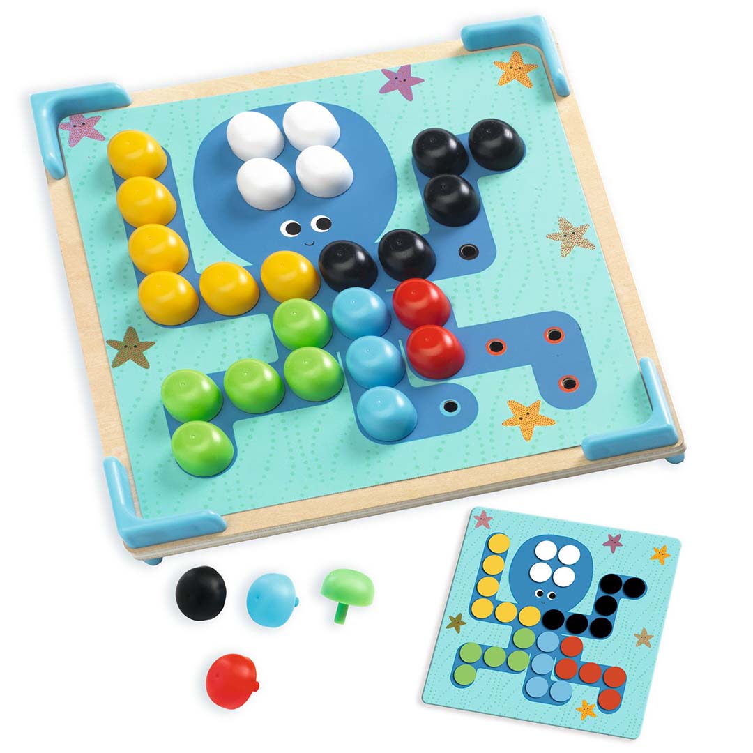 Djeco Primo Mosaïco mozaïekpuzzel met een houten bord en gekleurde pionnen die een octopus vormen.