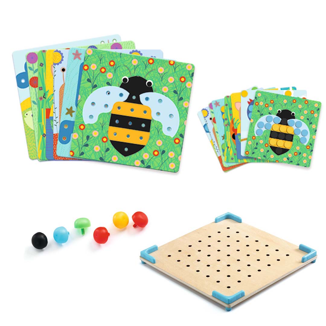 Overzicht van de Djeco Primo Mosaïco mozaïekpuzzel met het houten bord, gekleurde pionnen en een stapel voorbeeldkaarten.