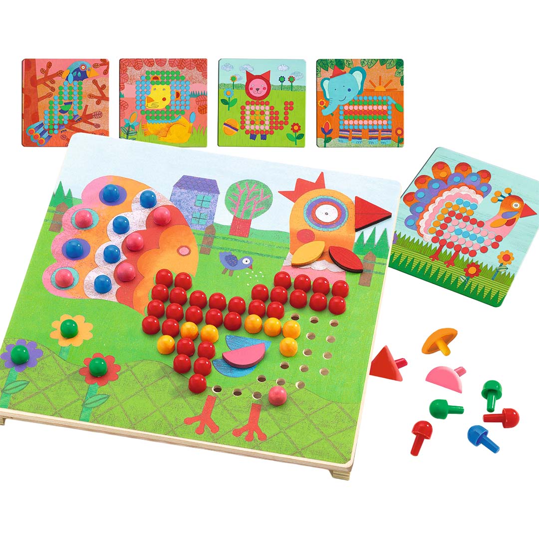 Houten mozaïekpuzzel met een haanfiguur gemaakt van gekleurde pinnen en vier voorbeeldkaarten met dieren.