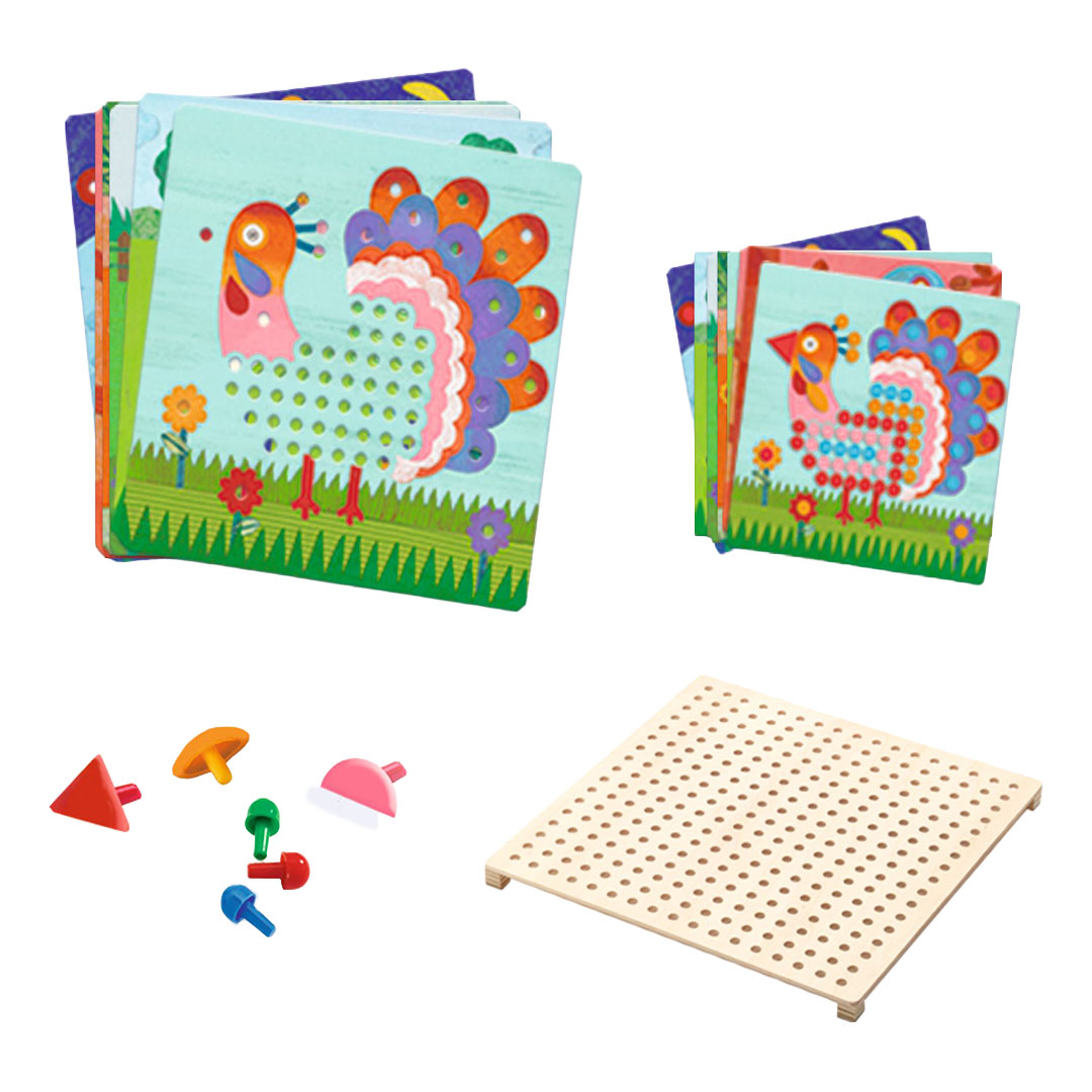 De losse onderdelen van de houten mozaïekpuzzel, inclusief voorbeeldkaarten, het prikbord en gekleurde pinnen.