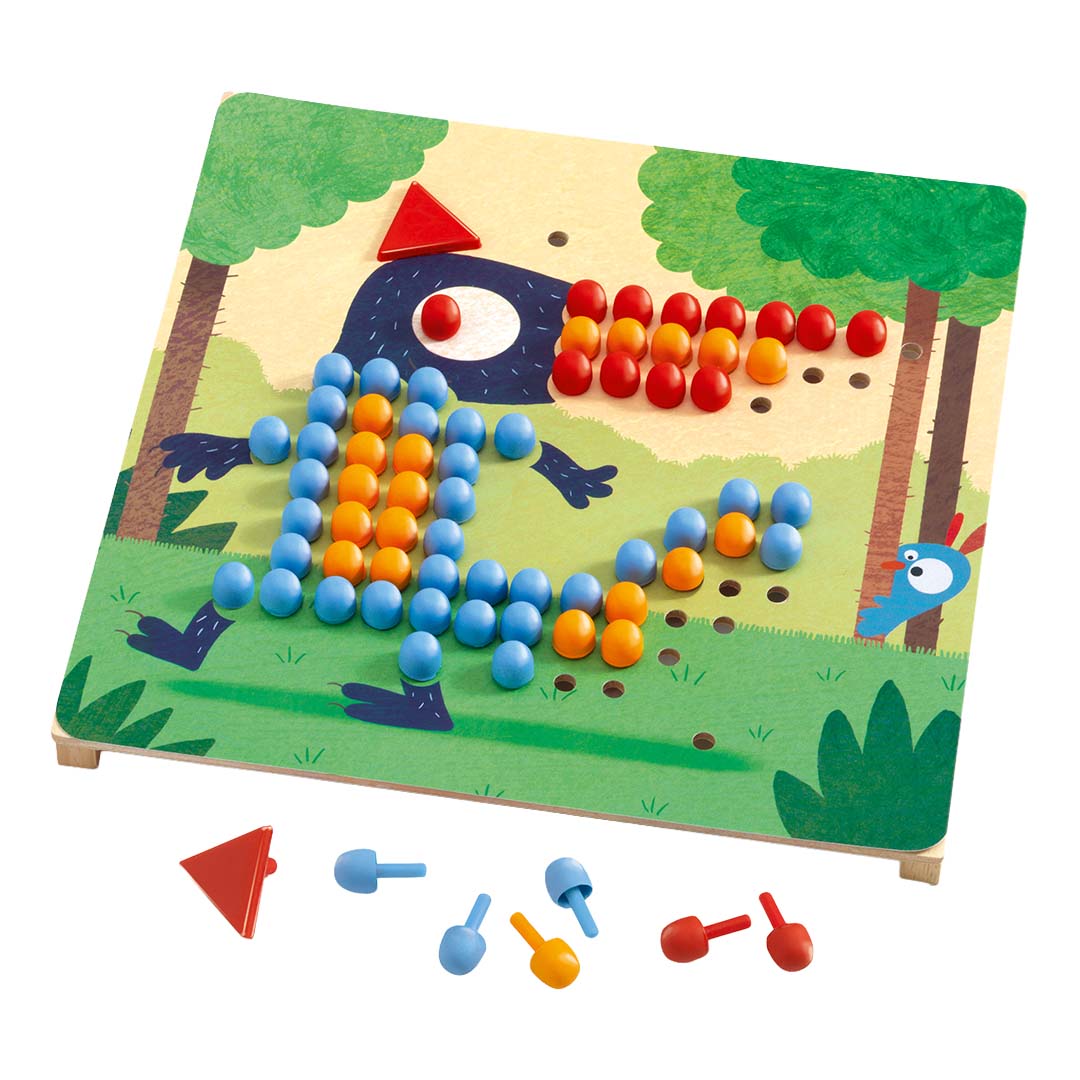 Djeco Mosaico Rigolo mozaïekpuzzel met een vogelachtig figuur gemaakt van blauwe en oranje pinnetjes op een groene achtergrond.
