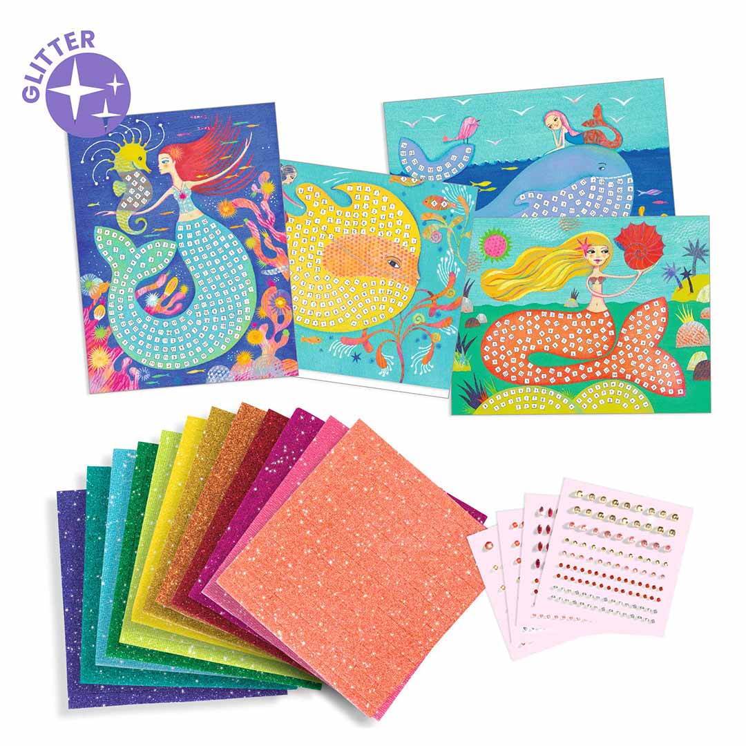 De inhoud van de Djeco mozaïek sirenenzang set, met vier onafgemaakte afbeeldingen, glittermozaïekvellen en kleine edelsteentjes.