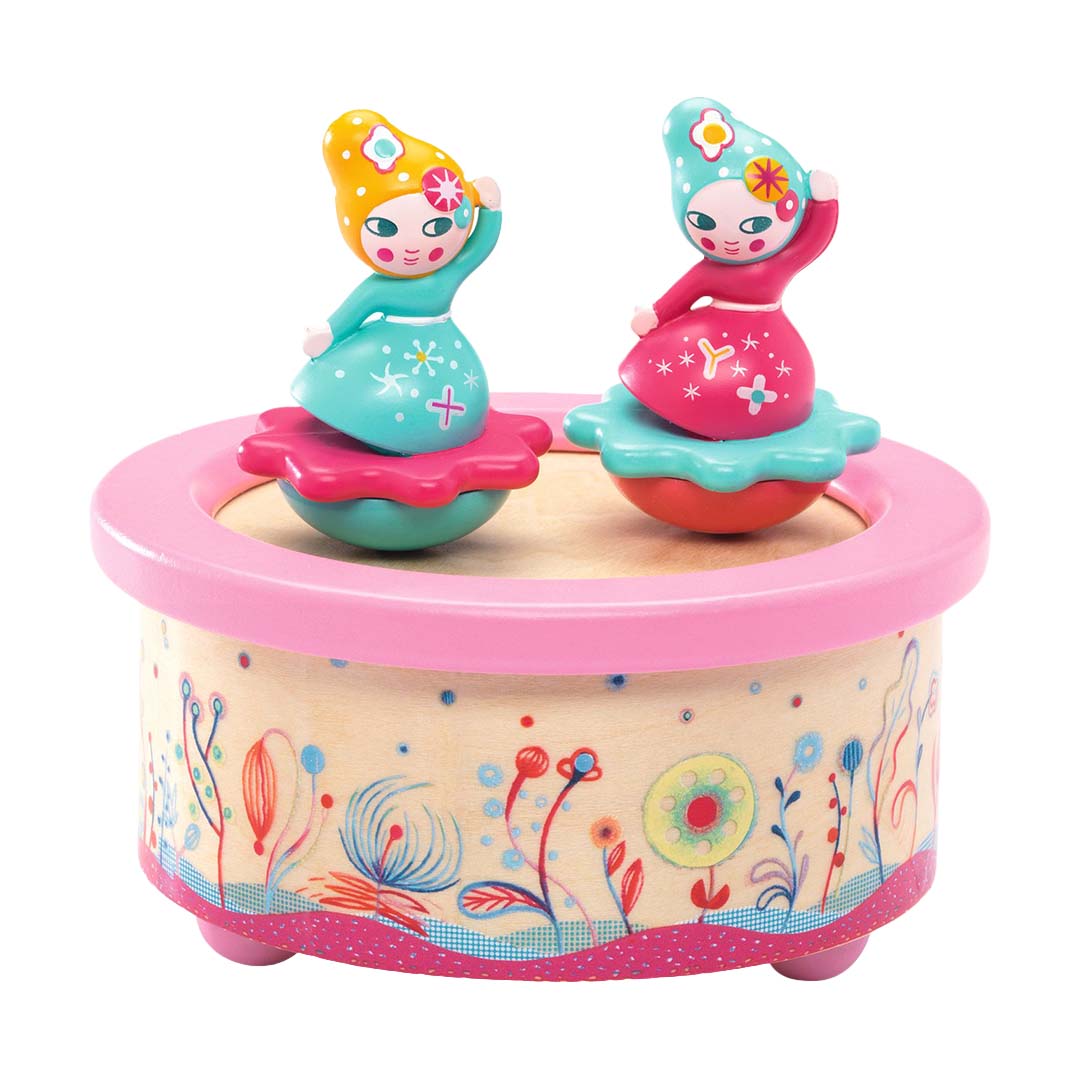 Djeco houten muziekdoosje voor baby's met twee bloemenmeisjes en een gebloemd patroon.