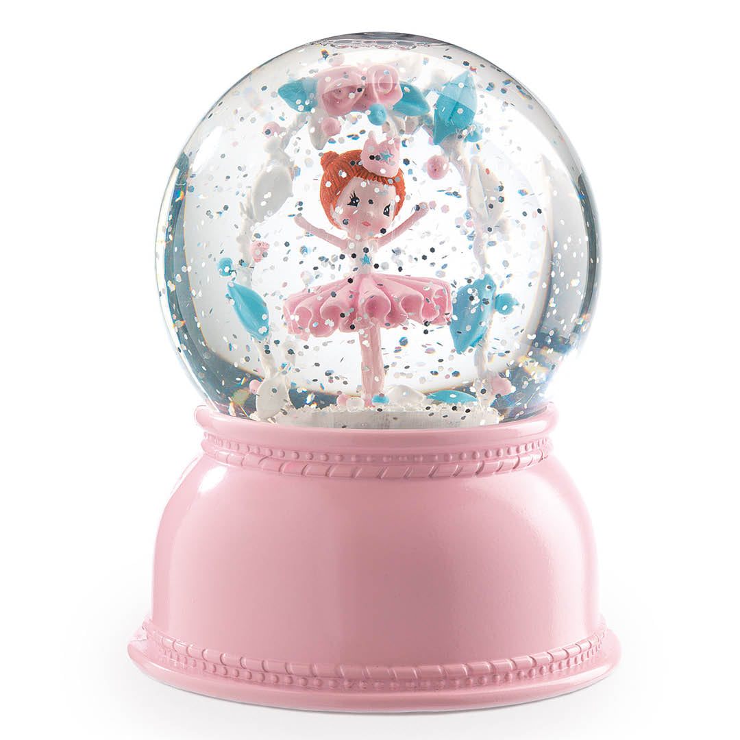 Djeco nachtlampje in de vorm van een roze sneeuwbol met een ballerina en glitter.
