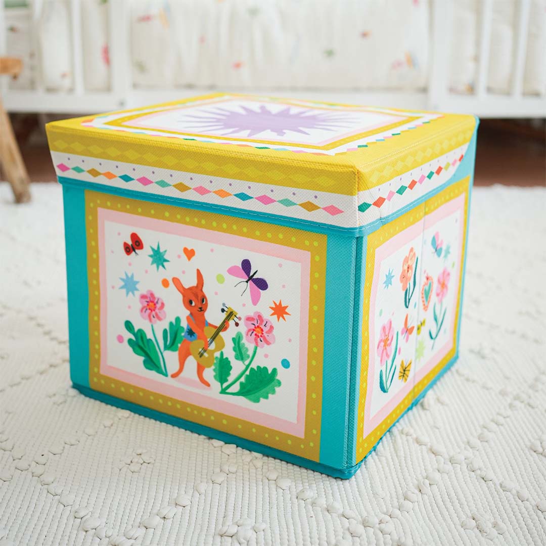 Djeco opbergpoef met boho-thema in een kinderkamer, met illustraties van een hertje, bloemen en vlinders.