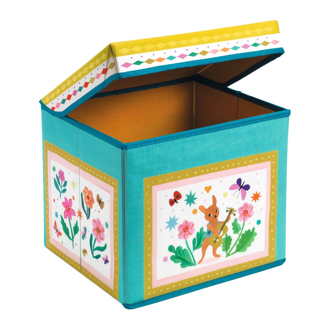 Djeco opbergpoef met boho-thema, deels open, met illustraties van een hertje, bloemen en vlinders.