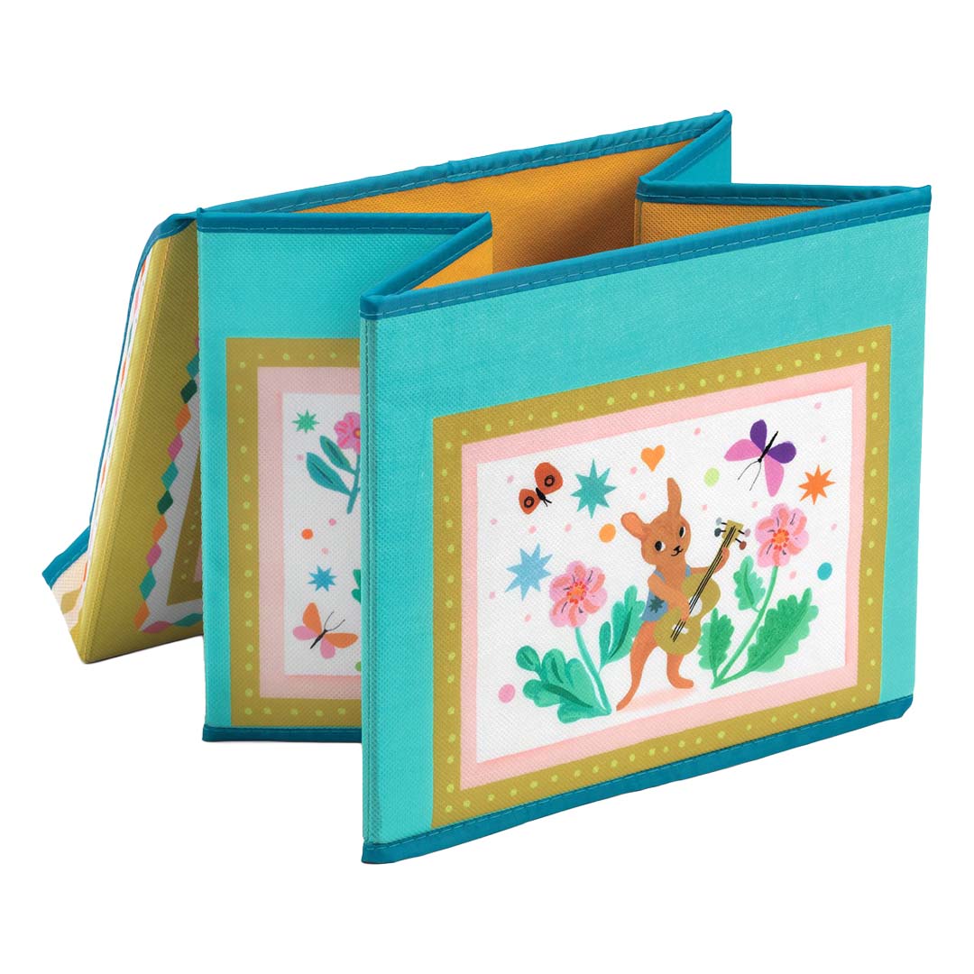 Djeco opbergpoef met boho-thema, opgevouwen, met illustraties van een hertje, bloemen en vlinders.