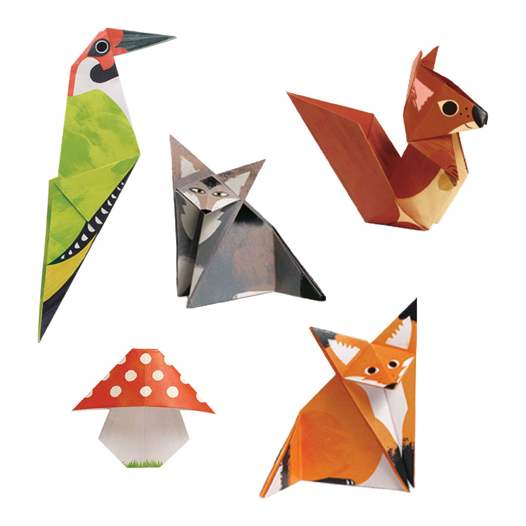 Vijf gevouwen origami figuren van een vogel, wolf, eekhoorn, paddenstoel en vos.