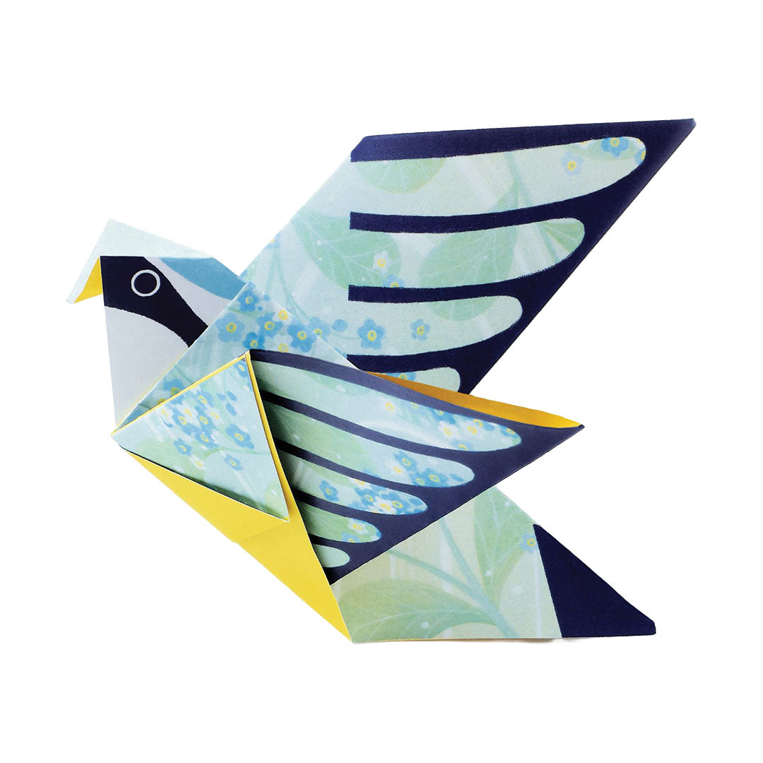 Gevouwen Djeco origami vogel van blauwgroen en geel papier met bloemenpatroon.
