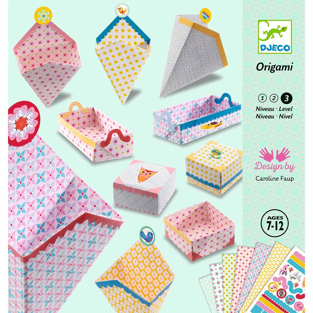 Djeco origami set met diverse gevouwen doosjes, mandjes en puntzakjes van kleurrijk papier, naast een infographic met merklogo en leeftijdsindicatie.