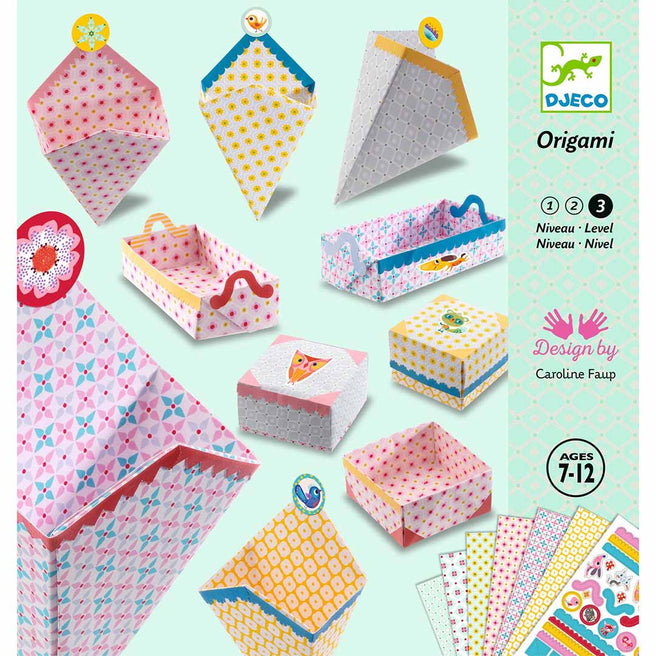 Djeco origami set met diverse gevouwen doosjes, mandjes en puntzakjes van kleurrijk papier, naast een infographic met merklogo en leeftijdsindicatie.