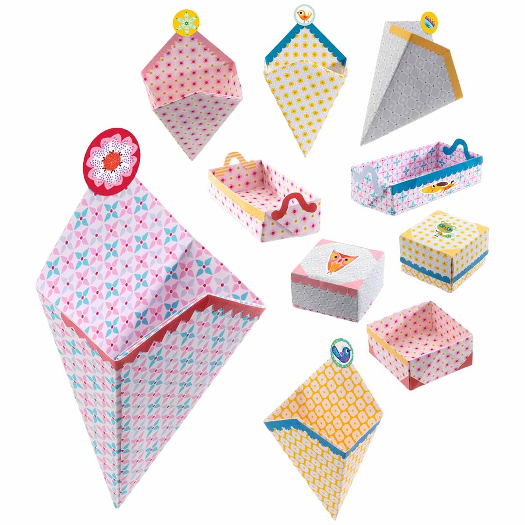 Collectie van diverse gevouwen origami doosjes, mandjes en puntzakjes van kleurrijk papier.