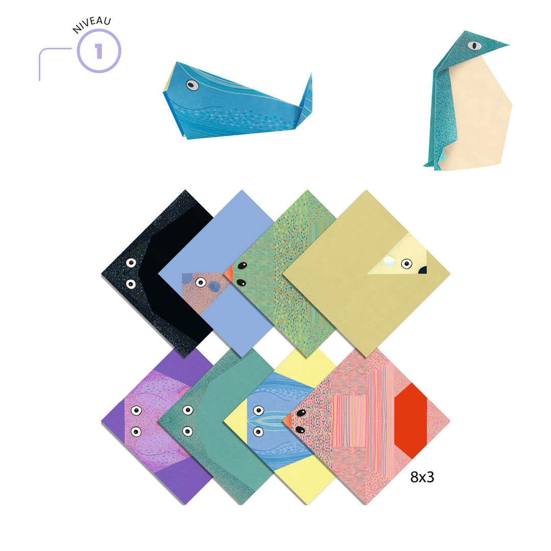 Twee gevouwen origami pooldieren, een walvis en een pinguïn, naast een stapel vierkante, bedrukte origamivellen.