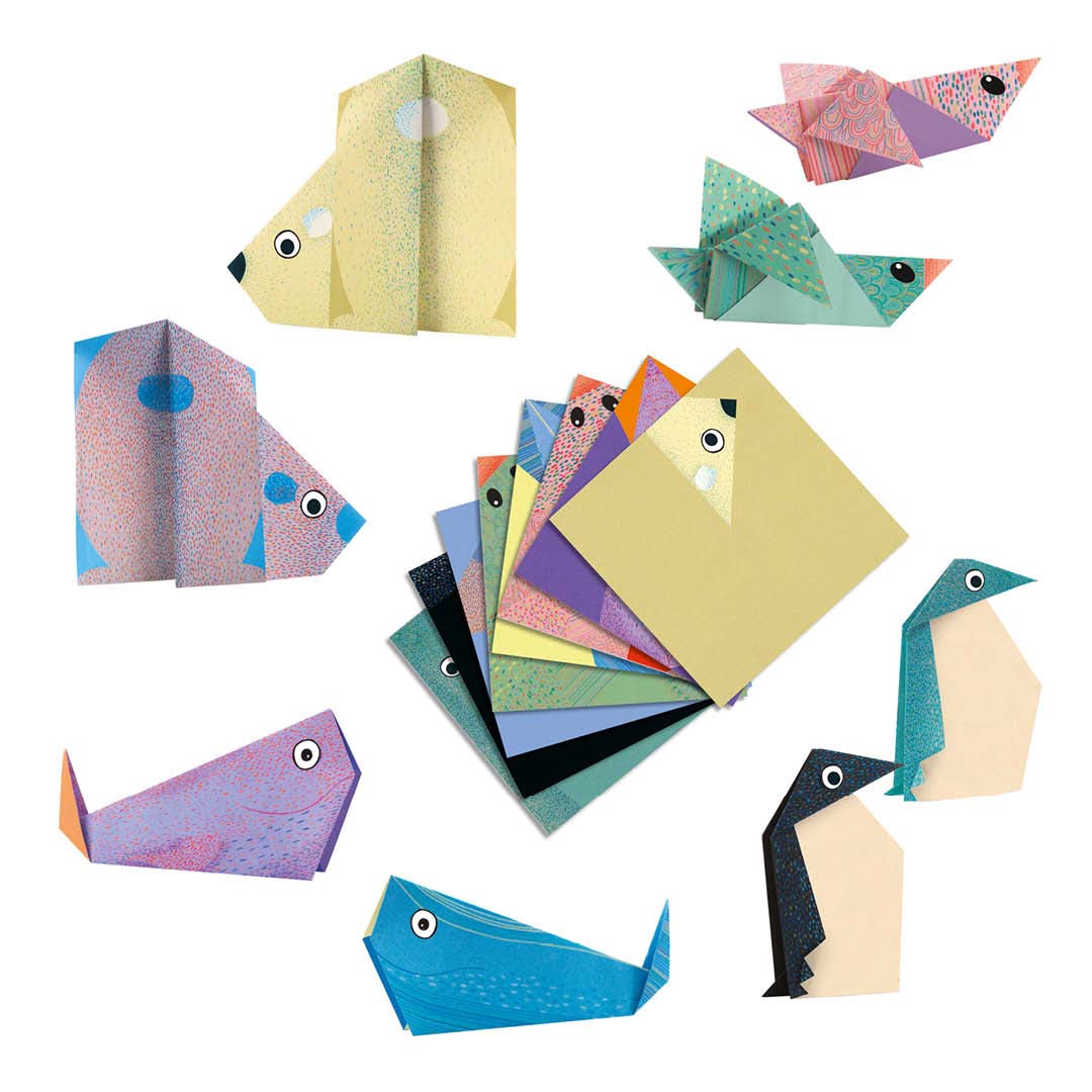 Diverse gevouwen origami pooldieren, zoals walvissen, pinguïns en vogels, rondom een waaier van bedrukte origamivellen.