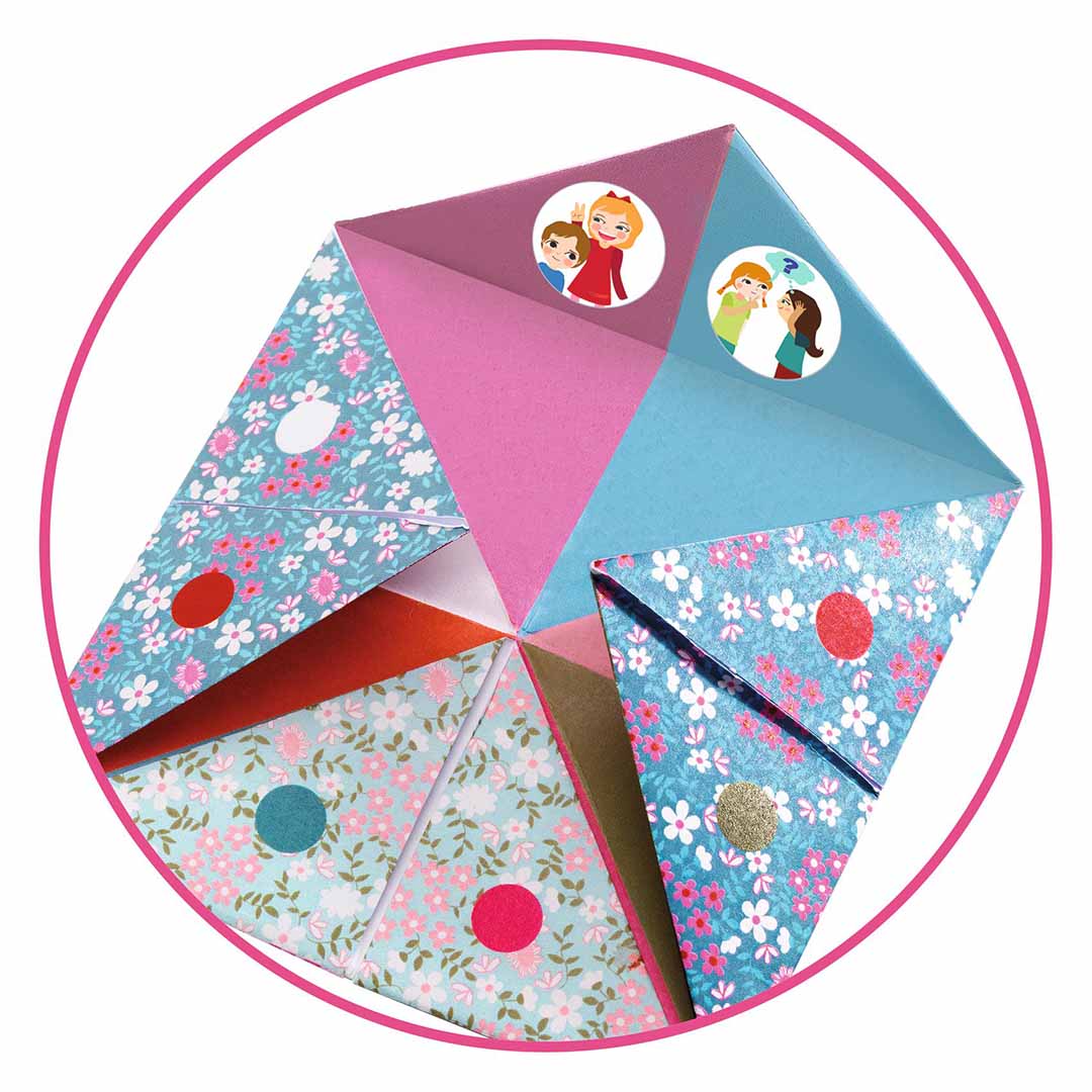 Detail van een opengevouwen origami vogelspel met bloemenpatronen en stickers van kinderen op de binnenflappen.