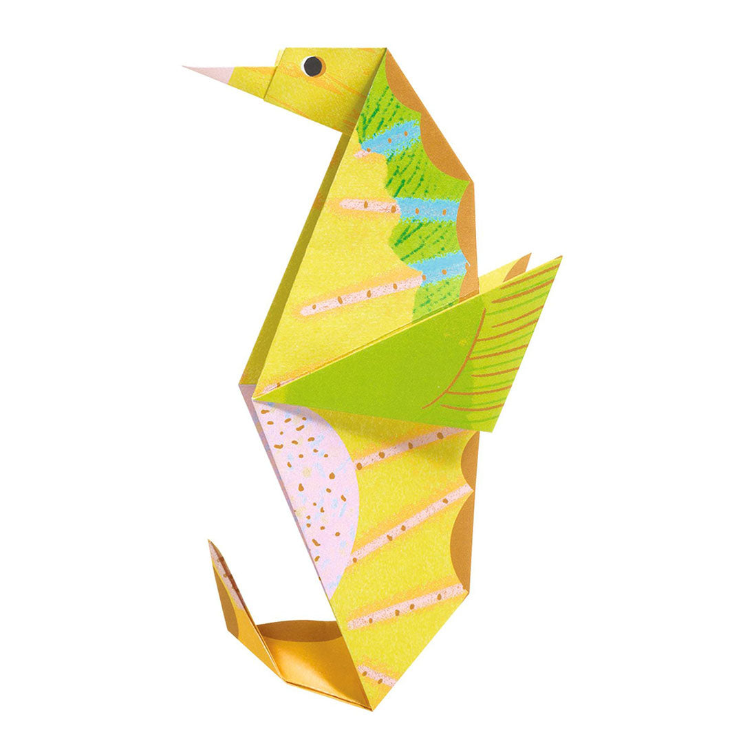 Een geelgroen gevouwen origami zeepaardje.