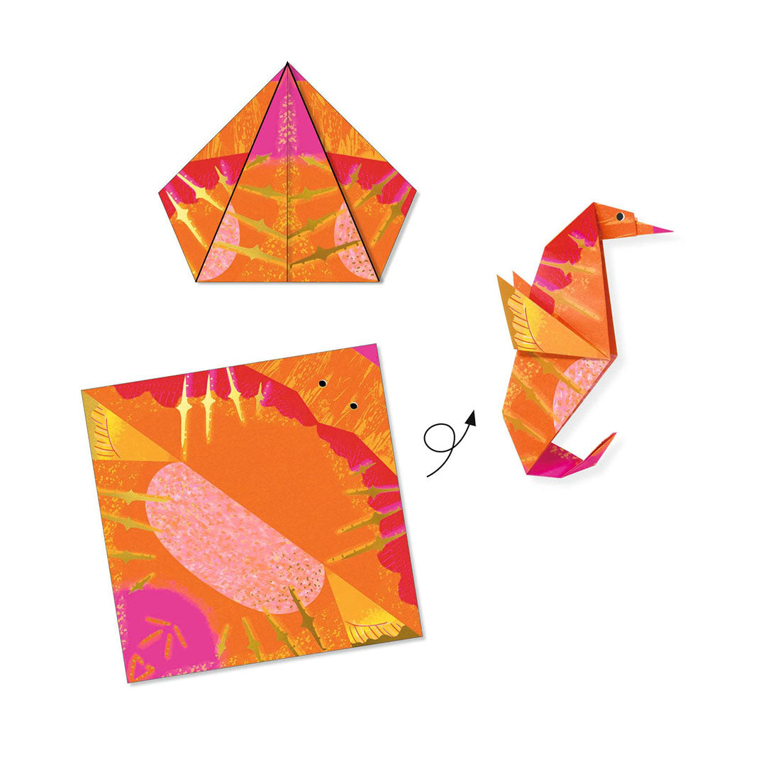 Demonstratie van het vouwen van een oranje origami zeepaardje.