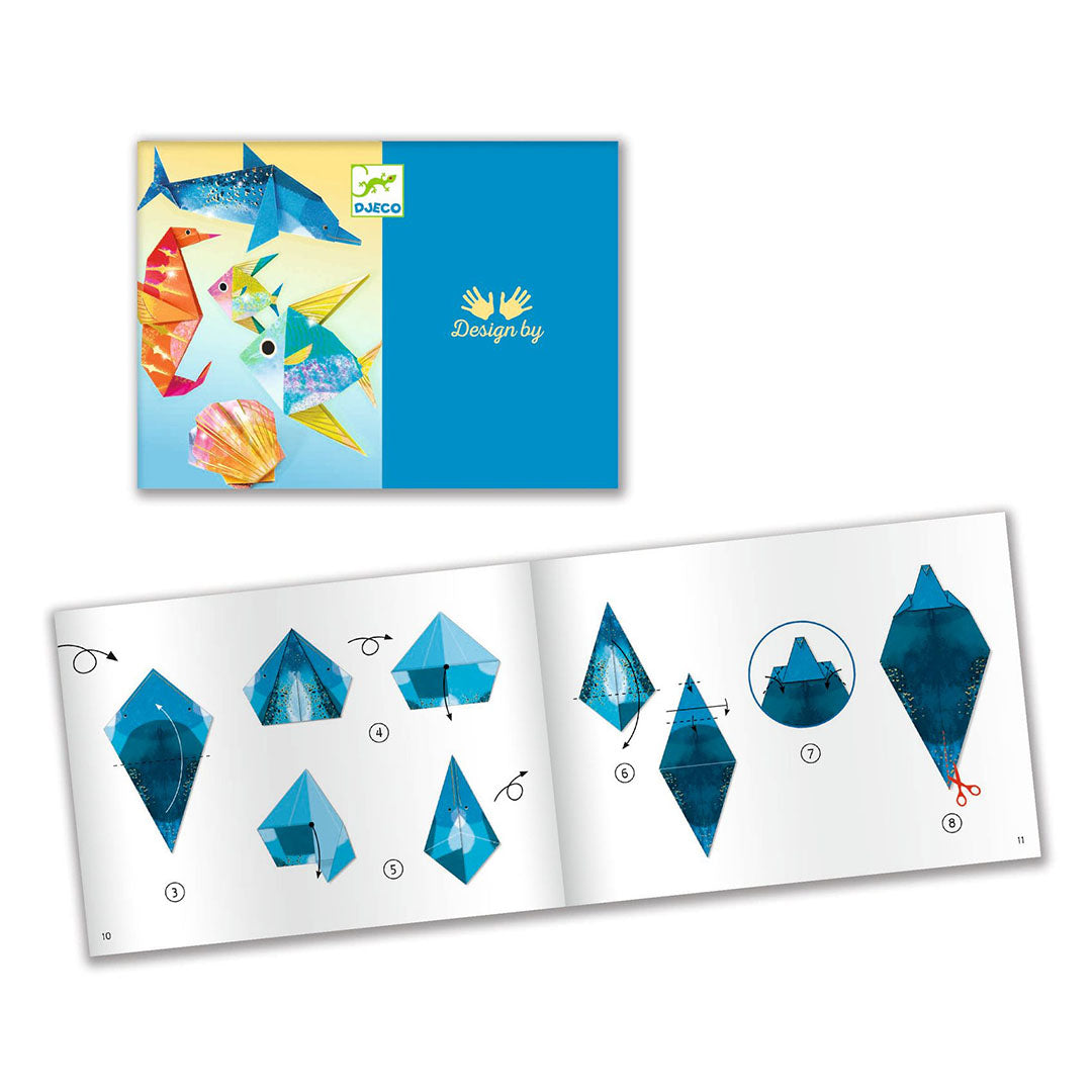 Instructieboekje van de Djeco origami zeedieren hobbyset met stappen voor het vouwen van een dolfijn.