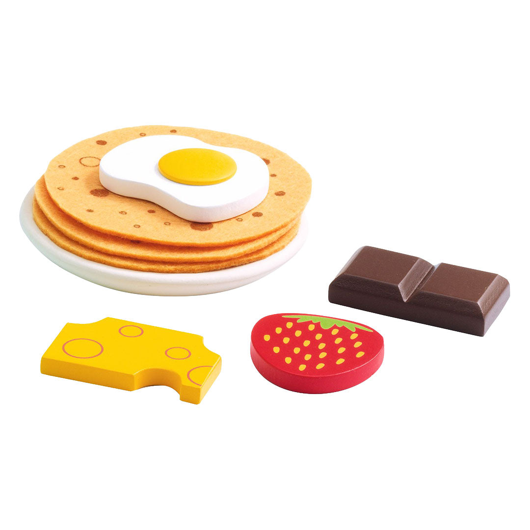 Onderdelen van de Djeco pannenkoeken keukenspeelset, waaronder een stapel pannenkoeken met ei en losse houten toppings.