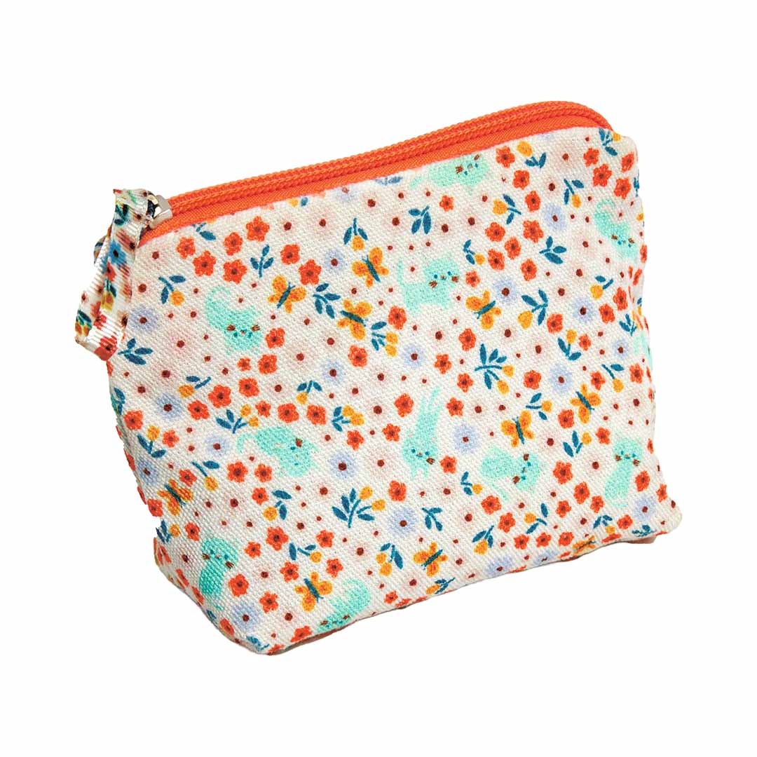 Detail van het stoffen etui met bloemen- en dierenpatroon uit de Djeco Pomea poppen haarstyling set.