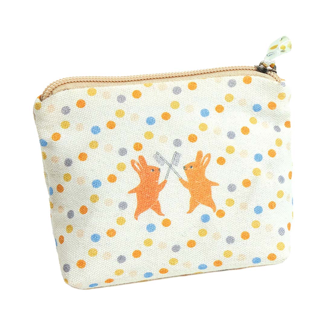 Detail van het Djeco Pomea etui met stippen en twee oranje konijnen.