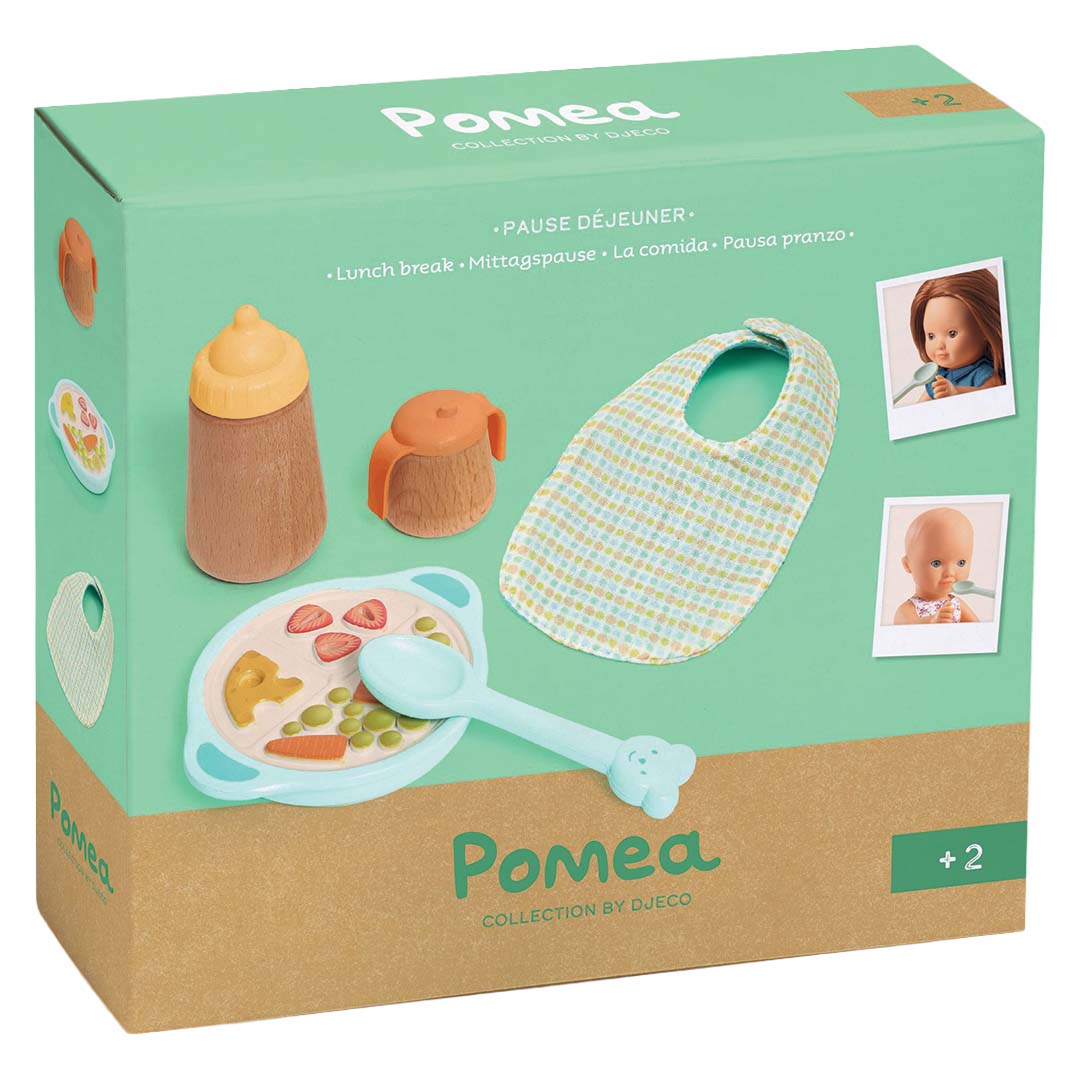 De verpakking van de Djeco Pomea poppenvoedingsset 'Lunch break' met de accessoires en poppen afgebeeld.