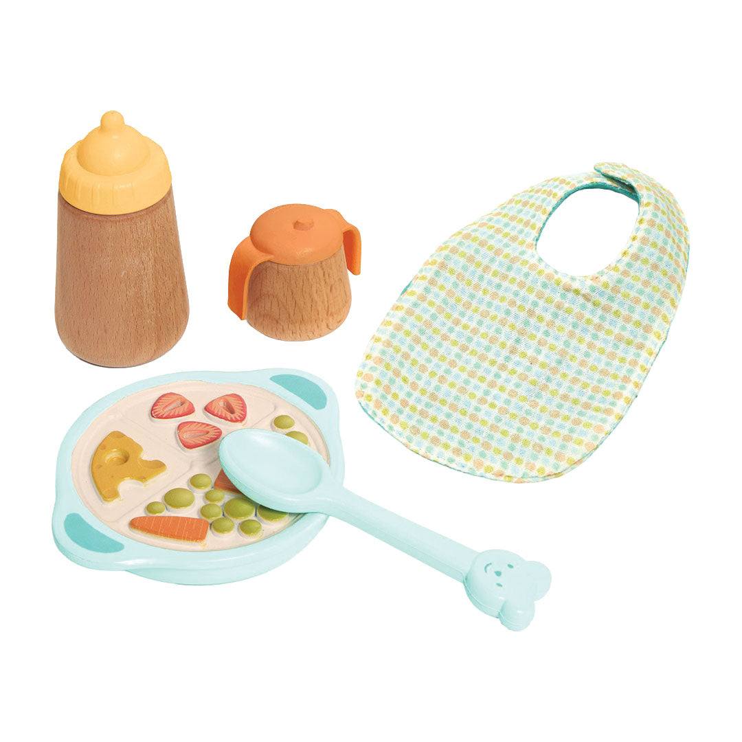 Djeco Pomea poppenvoedingsset met houten fles, beker, geruite slab, bord met eten en lepel.