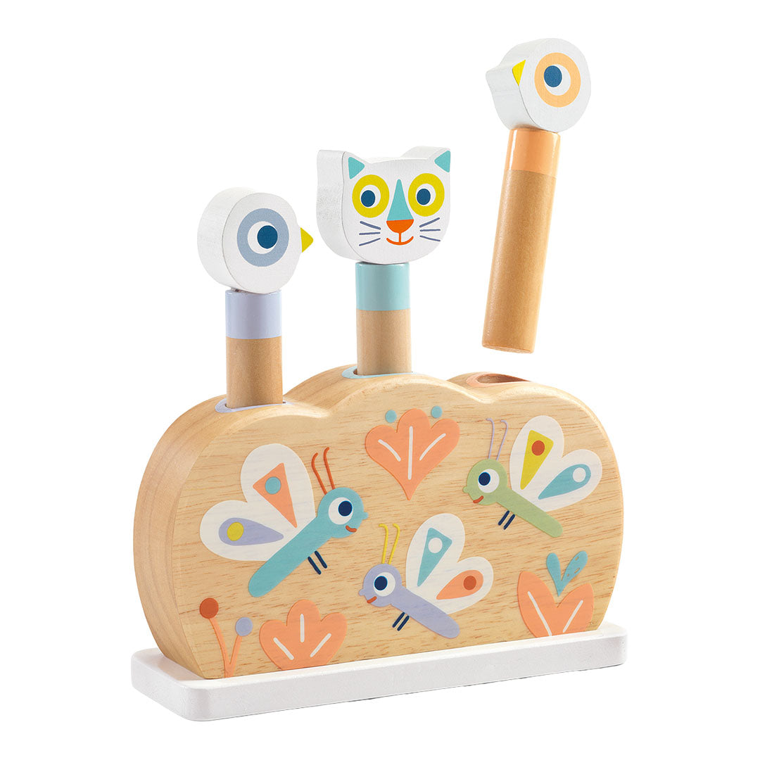 Djeco houten pop-up babyspeelgoed met een kat, twee vogels en vlinders op de basis.