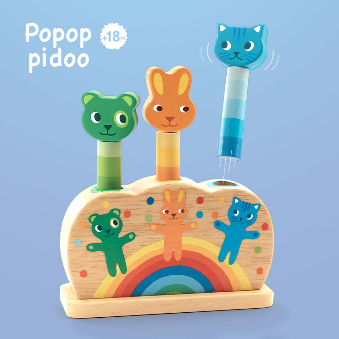 Djeco houten pop-up speelgoed met een beer, konijn en kat die uit een regenboogbasis springen, op een blauwe achtergrond.