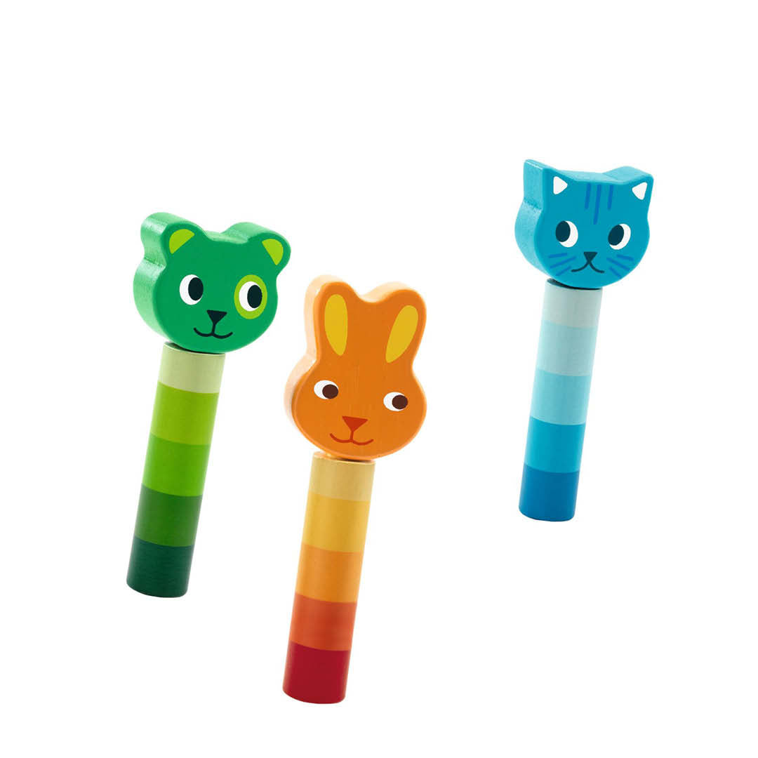 De drie losse houten pop-up dierenfiguren van Djeco: een beer, konijn en kat.