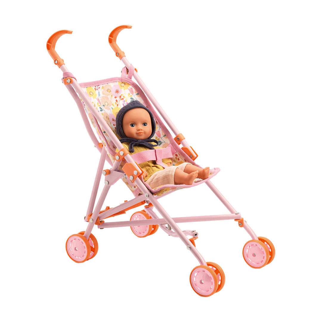 Djeco roze poppenbuggy met bloemenpatroon en een pop erin.