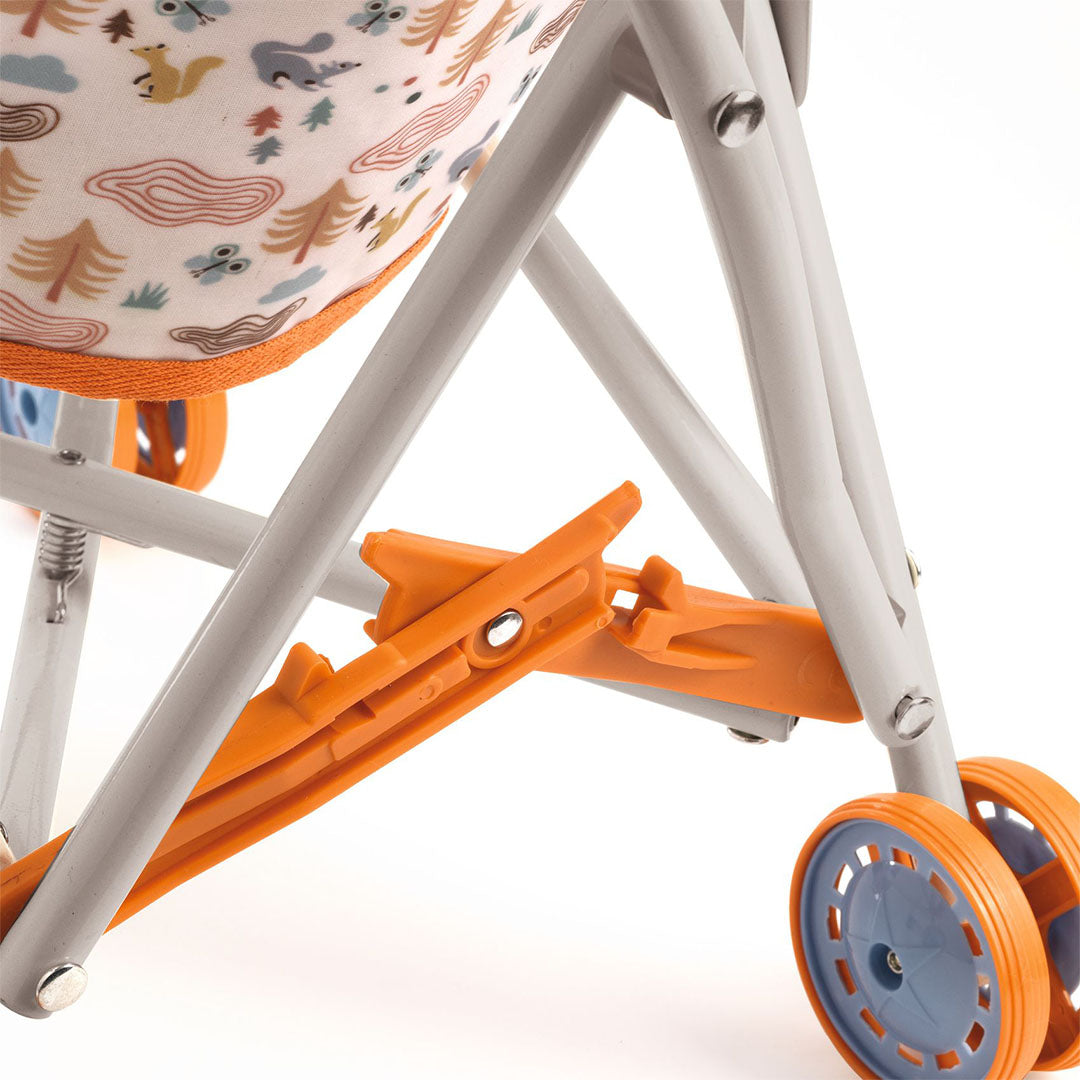 Detail van het oranje inklapmechanisme en de wielen van de Djeco poppenbuggy Pomea.