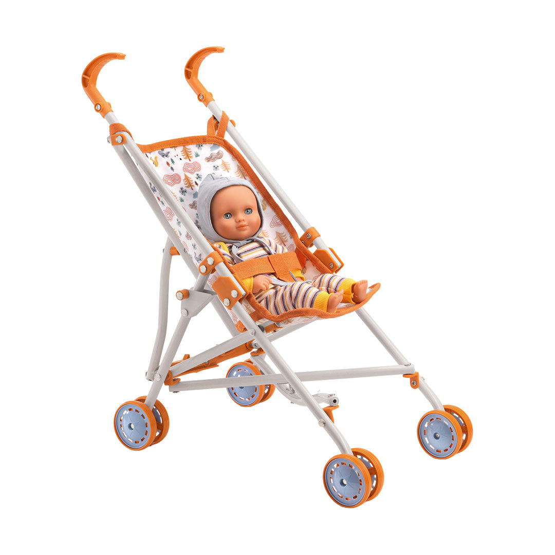 Djeco poppenbuggy Pomea met een pop erin, zittend in de zitting met bosdierenpatroon.