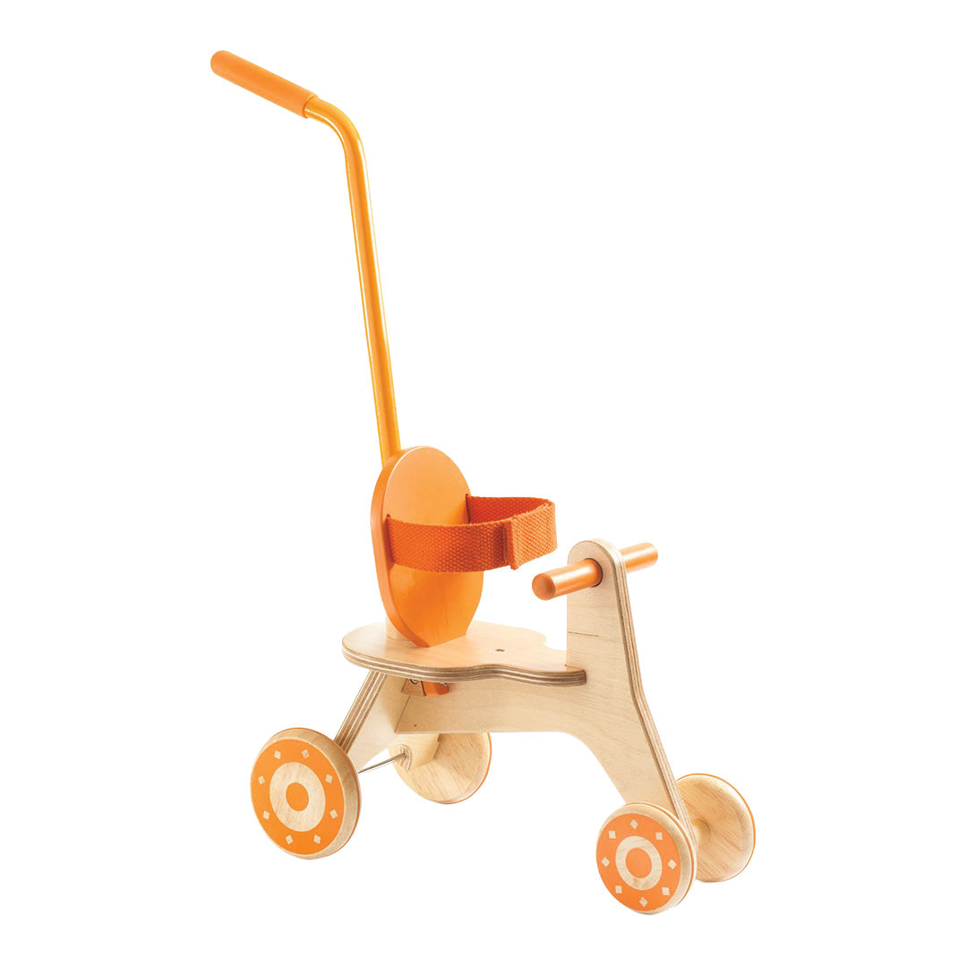 Djeco houten poppendriewieler met oranje handvat en stippen op de wielen.