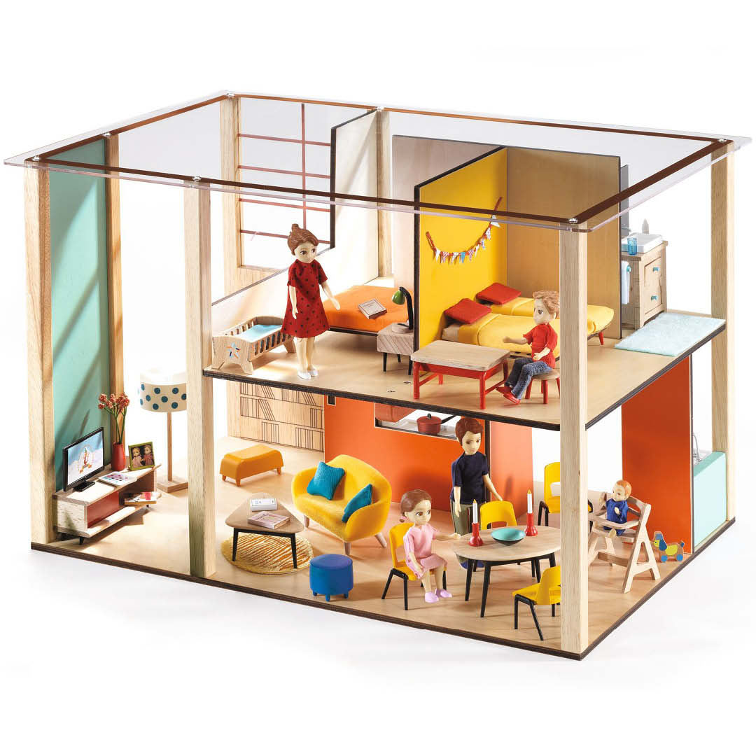 Djeco houten poppenhuis met twee verdiepingen, ingericht met meubels en poppen.